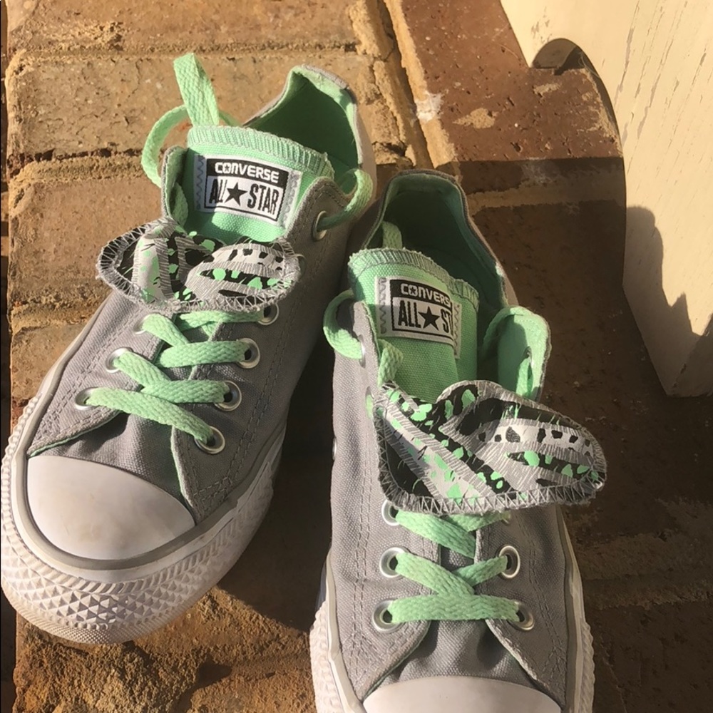 Grey converse with green laces. Women’s 7